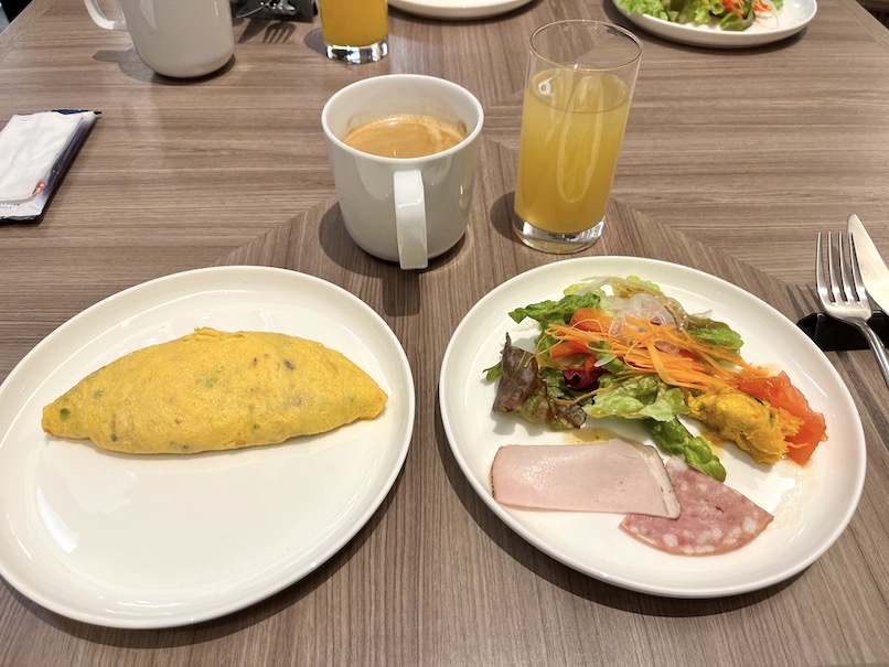 コートヤード銀座の朝食」実食（サラダとオムレツ）