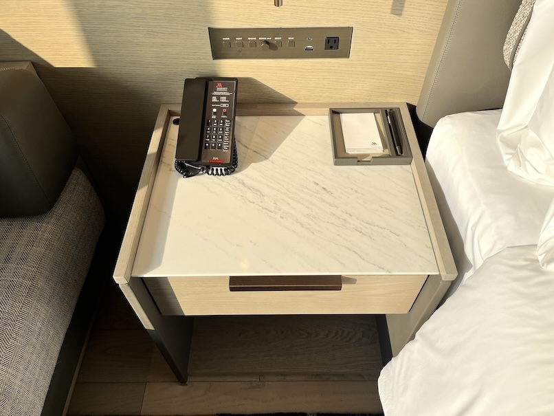 長崎マリオットホテルの客室：ベッドルーム（電話とメモ帳）