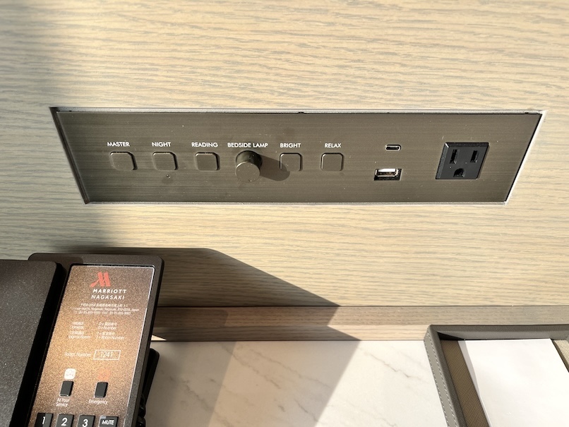 長崎マリオットホテルの客室：ベッドルーム（照明コントロールと電源）