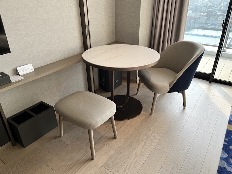 長崎マリオットホテルの客室：ベッドルーム（テーブル席）
