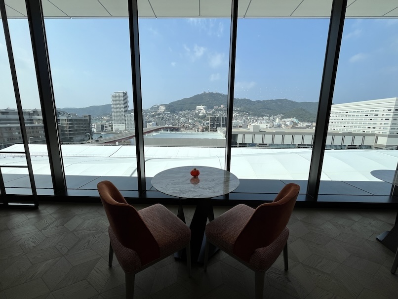 長崎マリオットホテルのロビー：テーブル席と眺望
