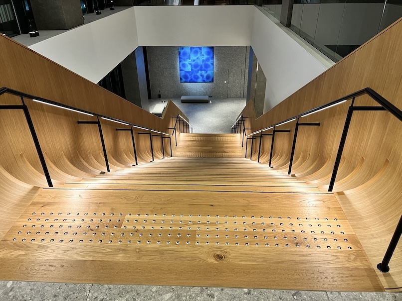 ヒルトン長崎のロビー（2階の階段）