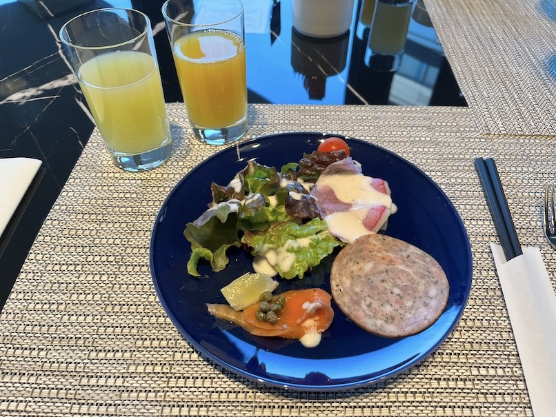 朝食ビュッフェの実食：前菜（ジュースとサラダ）