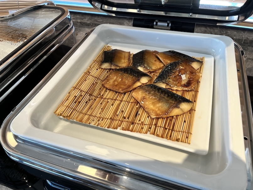 エグゼクティブラウンジの朝食：フード（焼き魚）