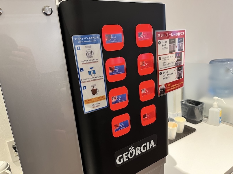 長崎空港カードラウンジ「アザレア（AZALEA）」のドリンクカウンター（コーヒーメーカー）