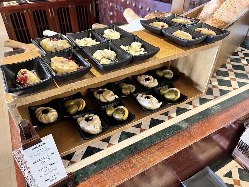 アルマハ（ドバイ）の朝食：ビュッフェ（チーズ2）