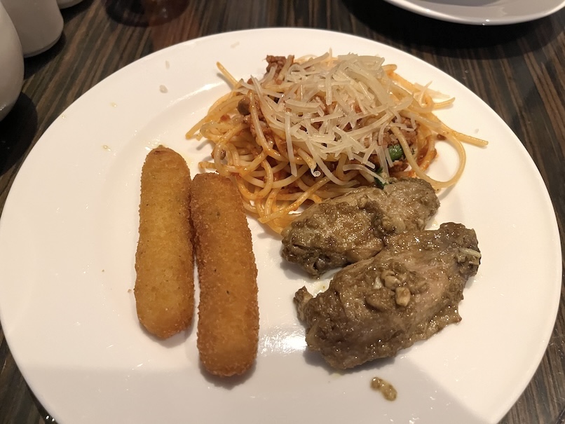 JWマリオット（ドバイ）のエグゼクティブラウンジ：カクテルタイム（実食2）