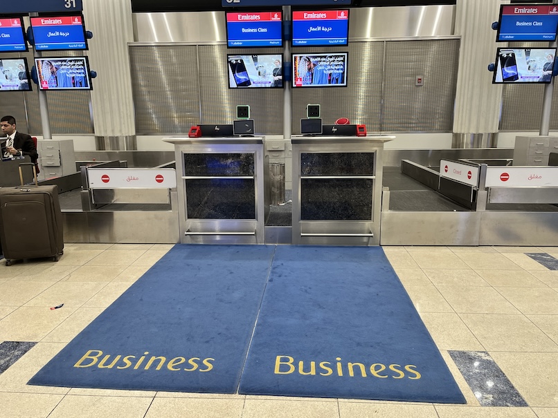 ドライ旅行のイメージ：ドバイ国際空港（チェックインカウンター）