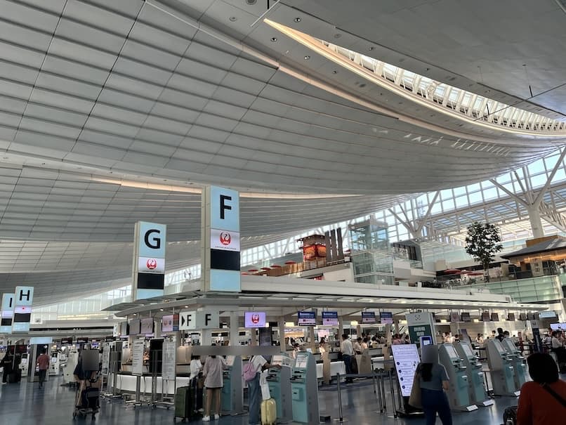 羽田空港：JALチェックインカウンター