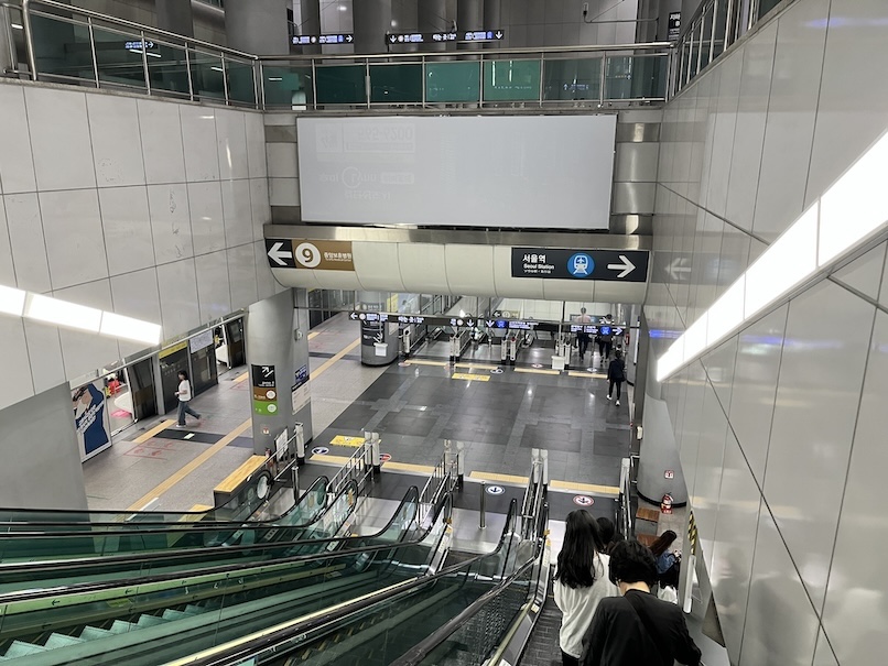 空港鉄道駅：ホームへ移動（2）