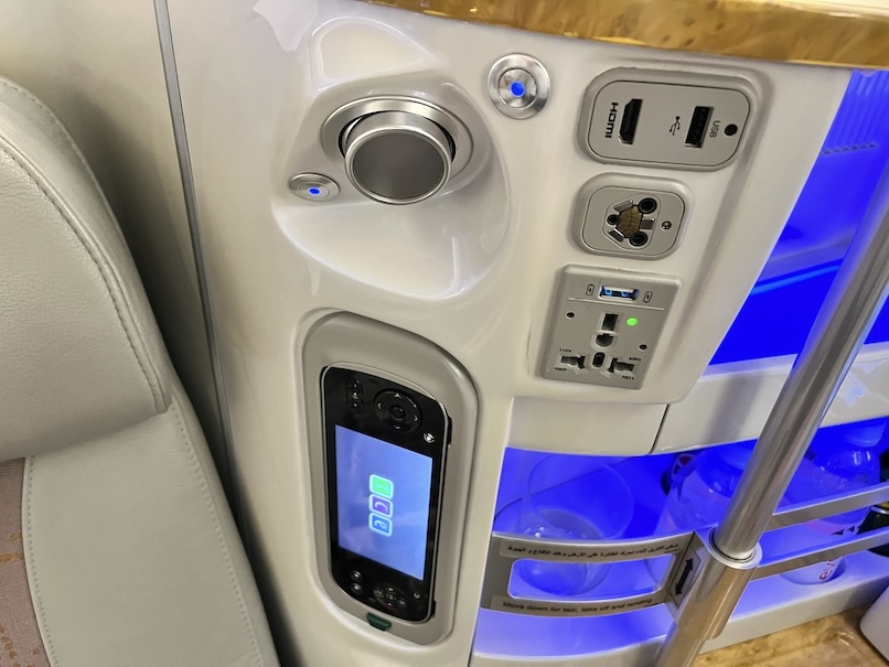 エミレーツ航空ビジネスクラス：座席シート（電源＆リモコン）