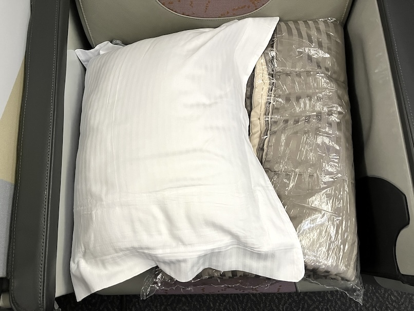 エミレーツ航空ビジネスクラス：アメニティー（毛布＆枕）