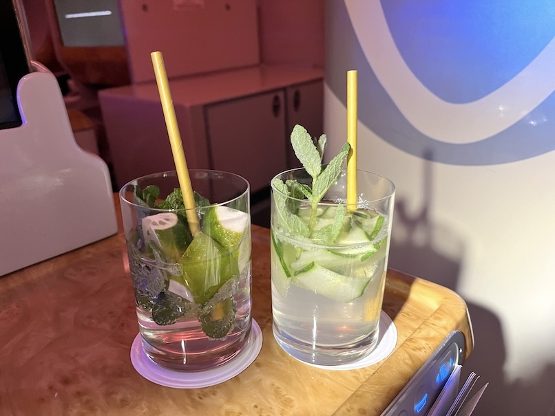 ドライ旅行のイメージ：エミレーツ航空ビジネスクラス（ドリンク）
