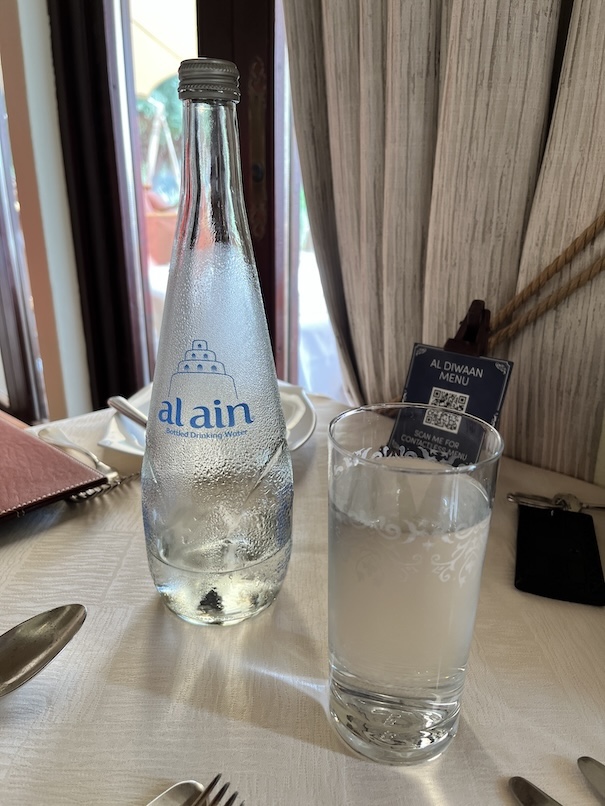 アルマハ（ドバイ）のランチ：提供内容（水）