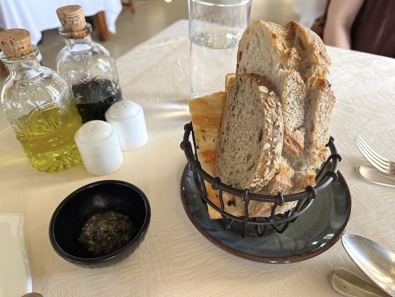 アルマハ（ドバイ）のランチ：提供内容（パン）