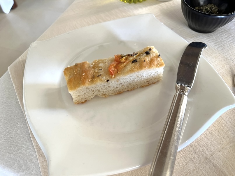 アルマハ（ドバイ）のランチ：提供内容（フォカッチャ）