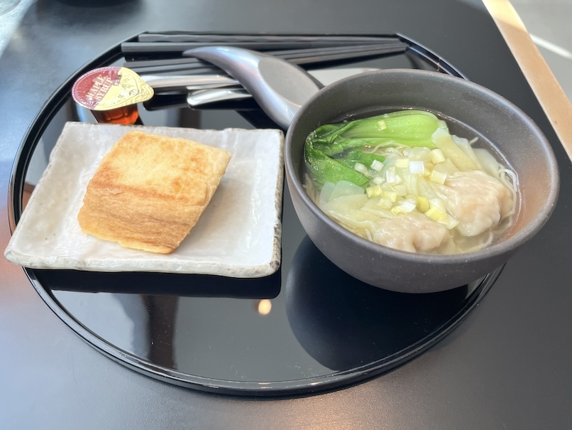 キャセイパシフィックラウンジ「雲呑麺とフレンチトースト」