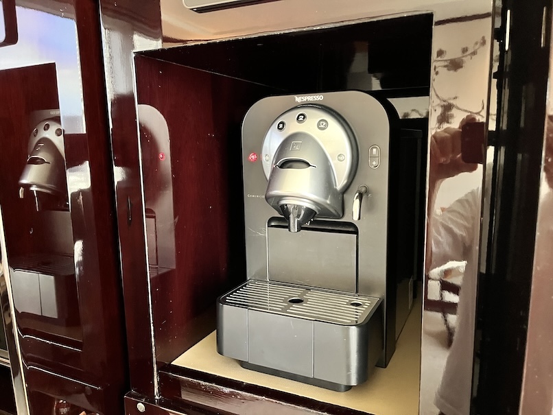 ペニンシュラ香港の眺望：ミニバー（コーヒーメーカー）