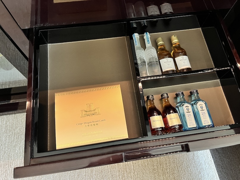 ペニンシュラ香港の眺望：ミニバー（洋酒）