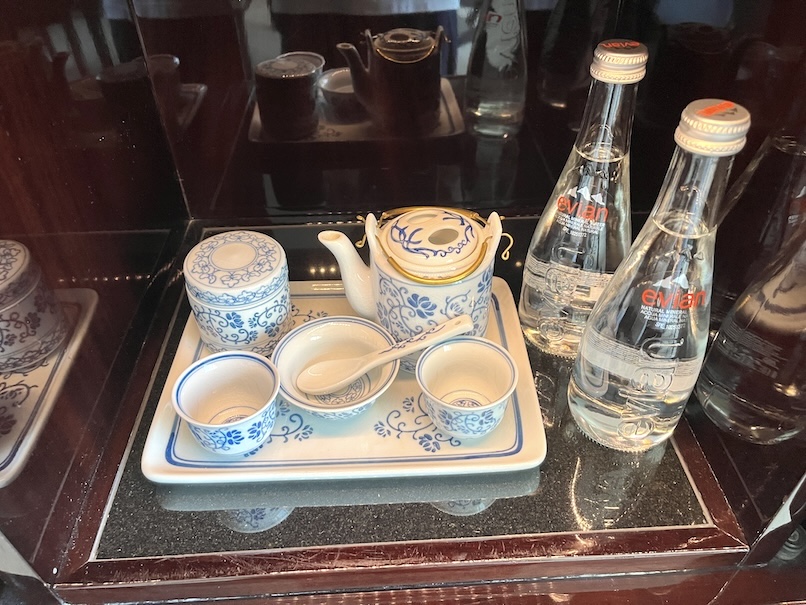 ペニンシュラ香港の眺望：ミニバー（水と中国茶）