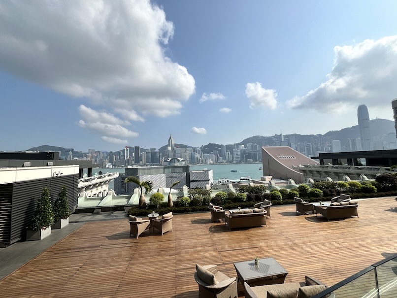 ペニンシュラ香港の屋外テラス：全景