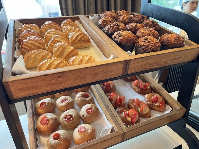 ペニンシュラ香港の朝食：ビュッフェ（デニッシュとパイ）