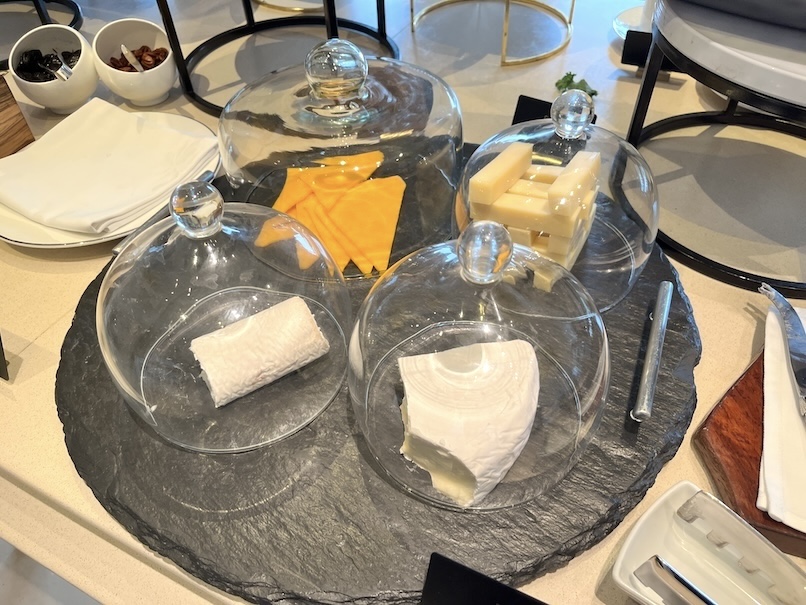 ペニンシュラ香港の朝食：ビュッフェ（チーズ）