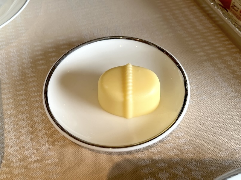 ペニンシュラ香港の朝食：テーブルセッティング（バター）
