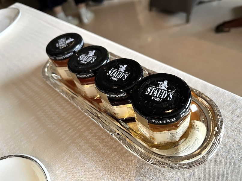 ペニンシュラ香港の朝食：テーブルセッティング（ジャム）