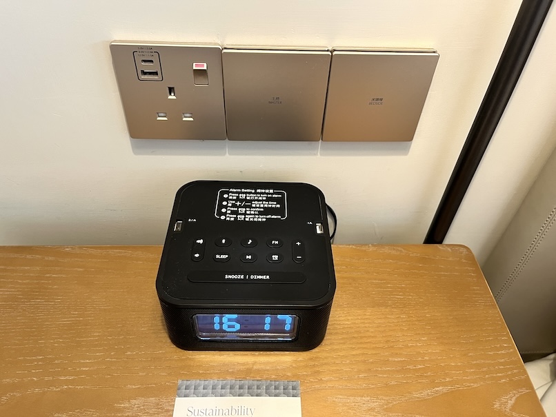 シェラトン香港の客室：その他設備（電源）