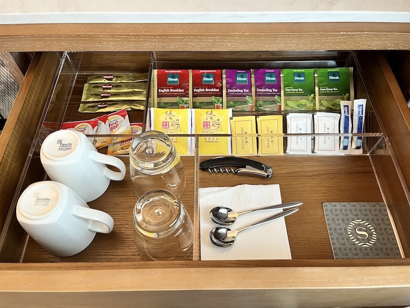 シェラトン香港の客室：ミニバー（コーヒーと紅茶）