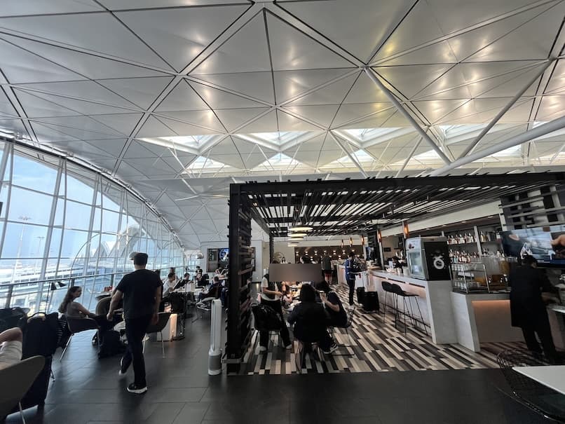 香港国際空港「センチュリオンラウンジ」内観（ダイニング）