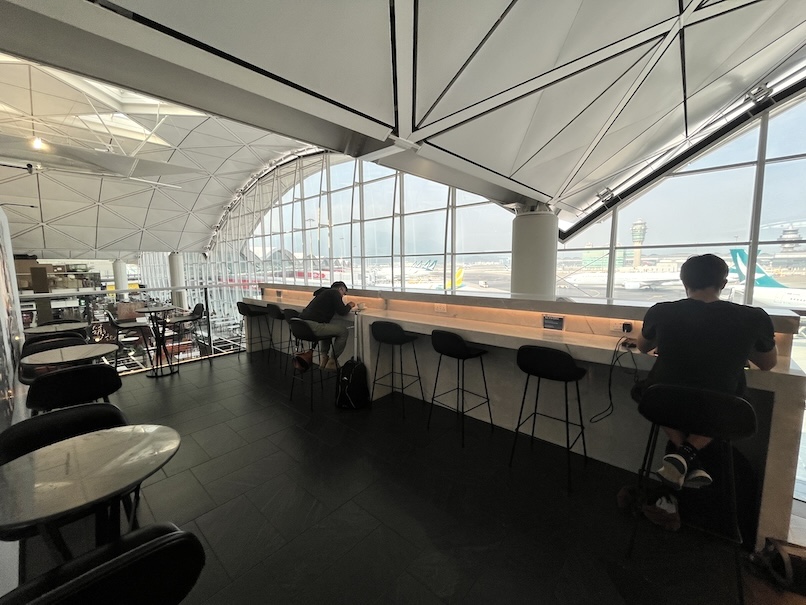 香港国際空港「センチュリオンラウンジ」内観（カウンター）