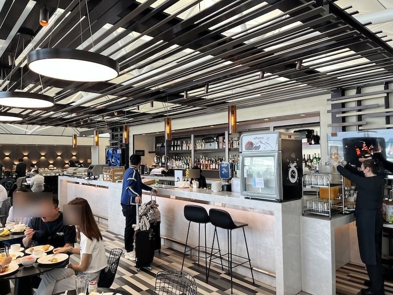 香港国際空港「センチュリオンラウンジ」内観（バー）