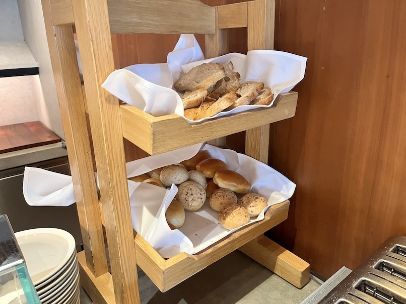 香港キャセイラウンジ「The Pier」：フードホール（食事パン）