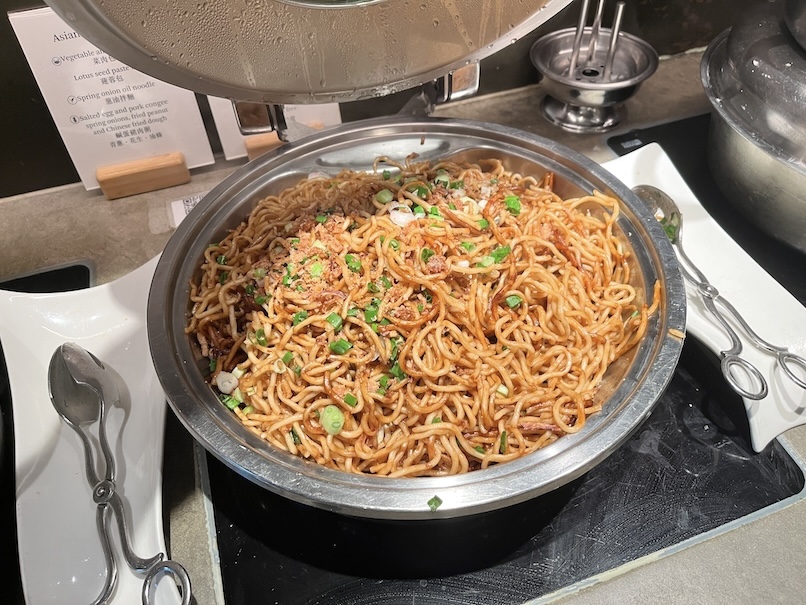 香港キャセイラウンジ「The Pier」：ヌードルバー（焼きそば）
