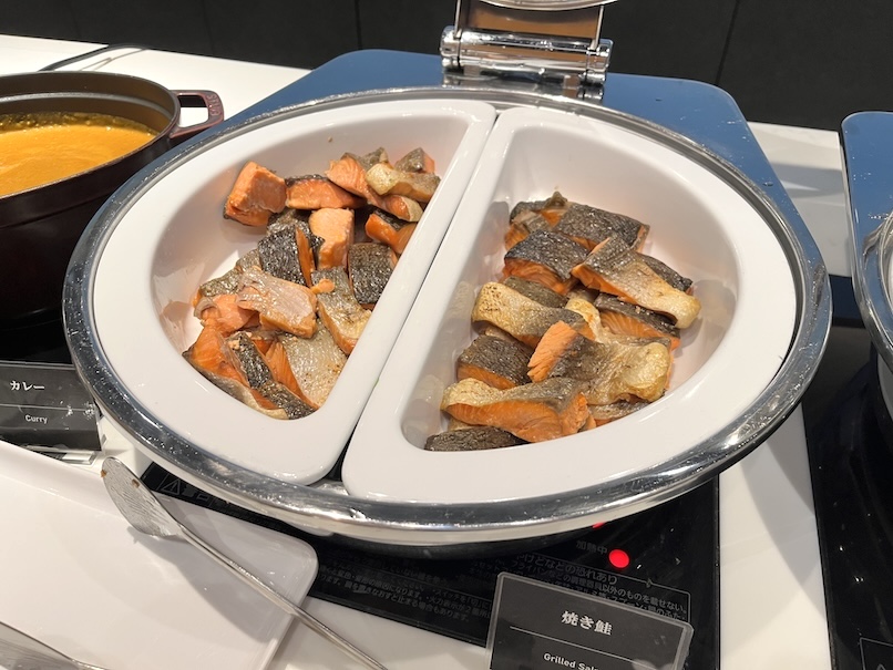 羽田空港第2ターミナル「パワーラウンジプレミアム」のフード：焼き鮭