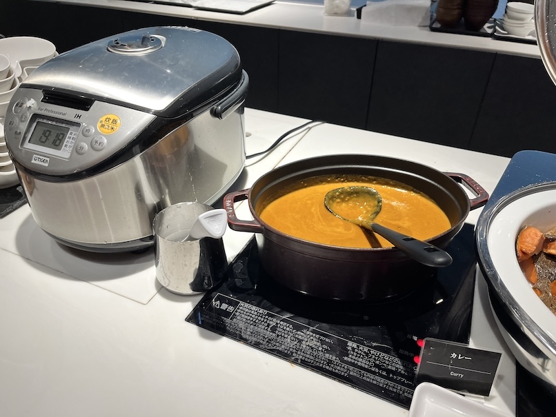 羽田空港第2ターミナル「パワーラウンジプレミアム」のフード：ご飯とカレー