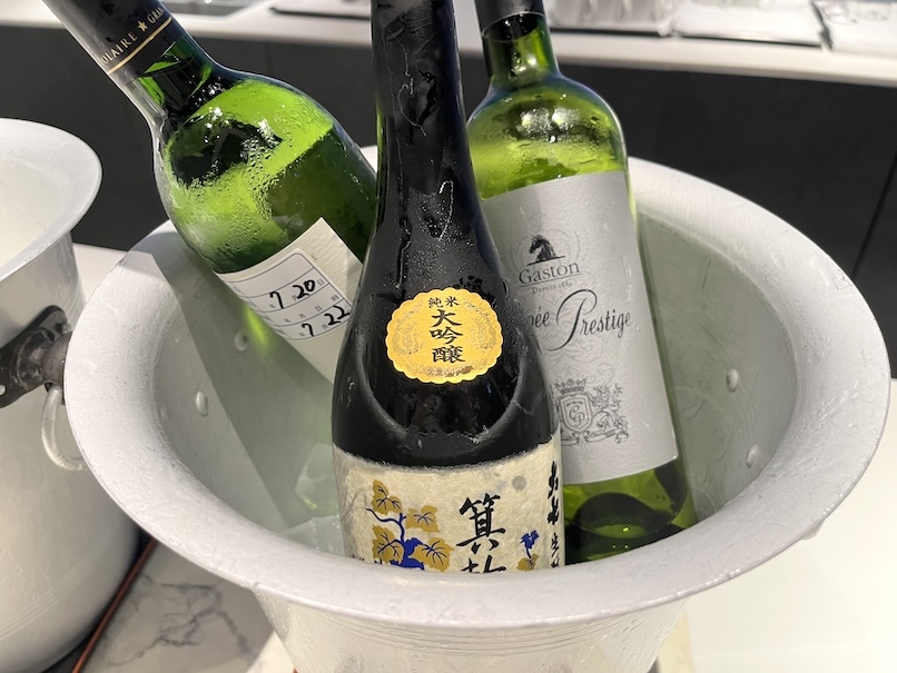 羽田空港第2ターミナル「パワーラウンジプレミアム」のドリンク：日本酒と白ワイン