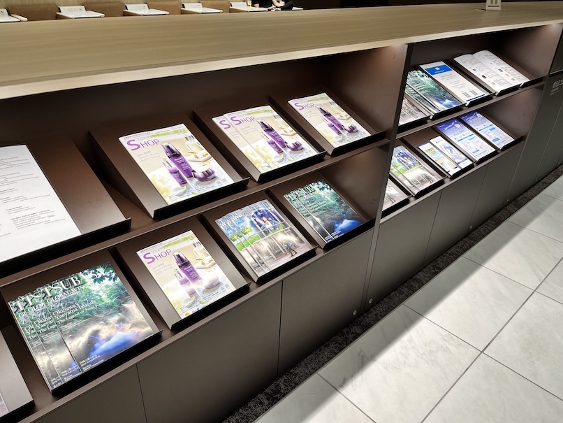 ANAラウンジの内観：雑誌