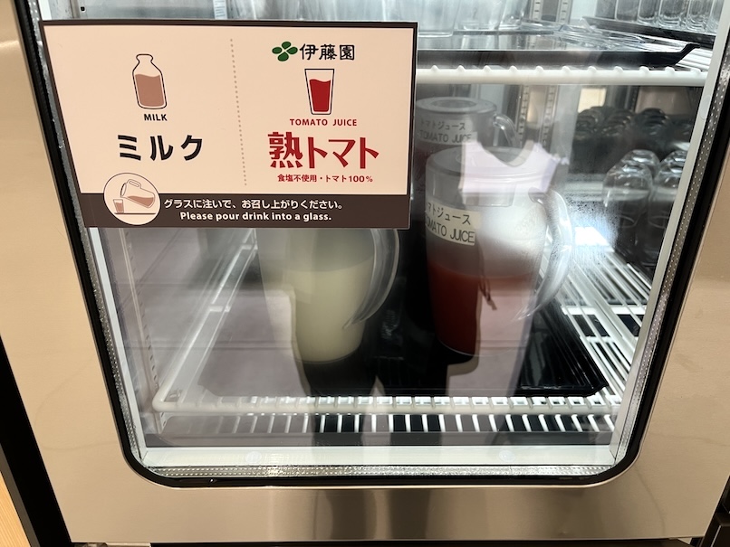 ANAラウンジのドリンク：冷蔵庫（ミルクとトマトジュース）