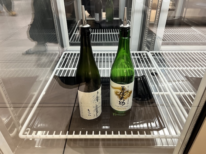 ANAラウンジのドリンク：冷蔵庫（日本酒）