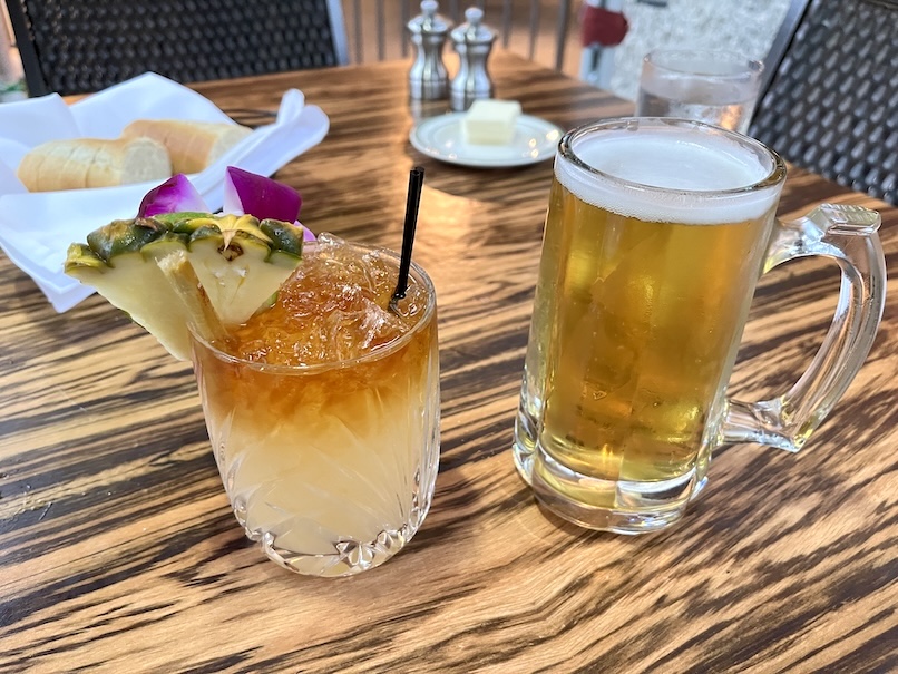 ザWラナイ（The W Lanai）のドリンク（Bikini Blonde, Hawaii（$8）」と「The Lanai Mai Tai （$14）」