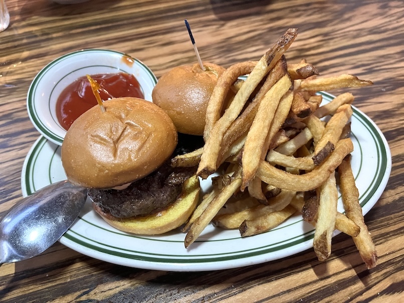 ザWラナイ（The W Lanai）のフード「Hamburger Slider ハンバーガースライダー（$16）」全体像