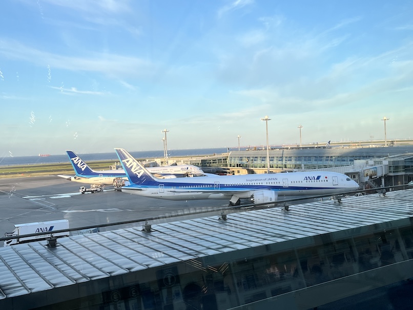 空港の風景（ANA機体）