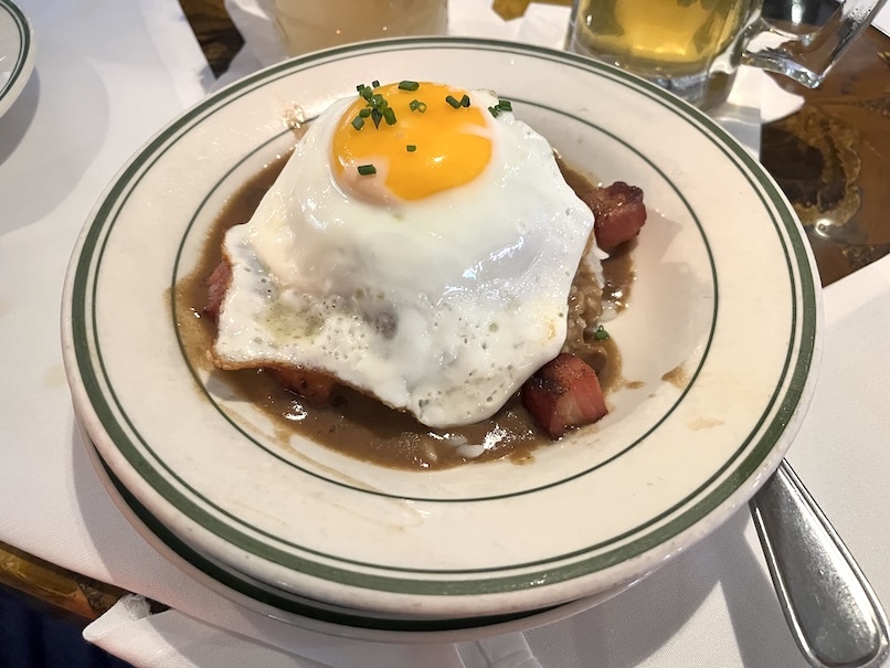 ザWラナイ（The W Lanai）のフード「The “W”Loco Moco ロコモコ（$16）」全体像