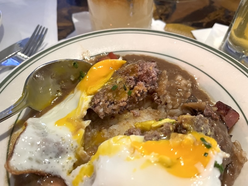ザWラナイ（The W Lanai）のフード「The “W”Loco Moco ロコモコ（$16）」中身