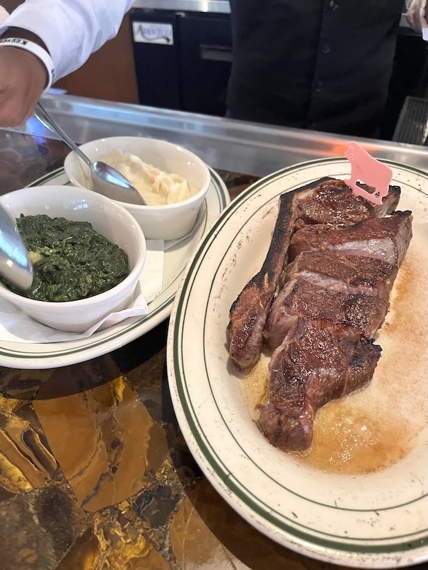 ザWラナイ（The W Lanai）のフード「Taste of New York テイストオブニューヨーク（$83.95）」ステーキの全体像