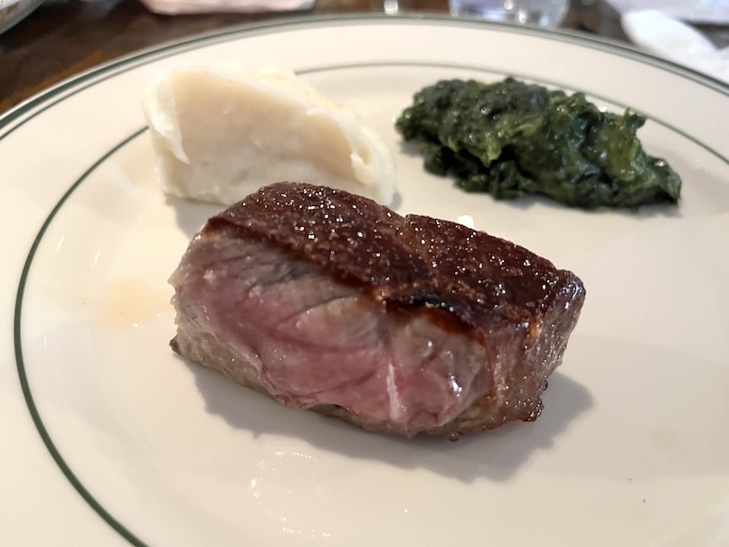 ザWラナイ（The W Lanai）のフード「Taste of New York テイストオブニューヨーク（$83.95）」ステーキの断面