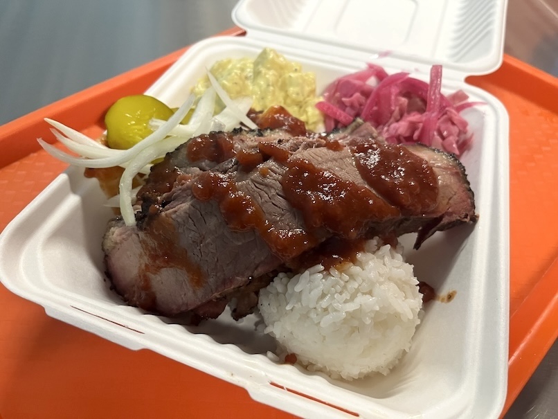 サンセットテキサスバーベキュー（カカアコ）のランチプレート（実食）